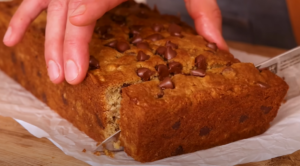 EINFACHES Rezept für Bananenbrot mit Schokoladenstückchen (mit Video)